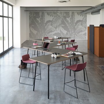 une table haute en zigzag avec tabourets de bar