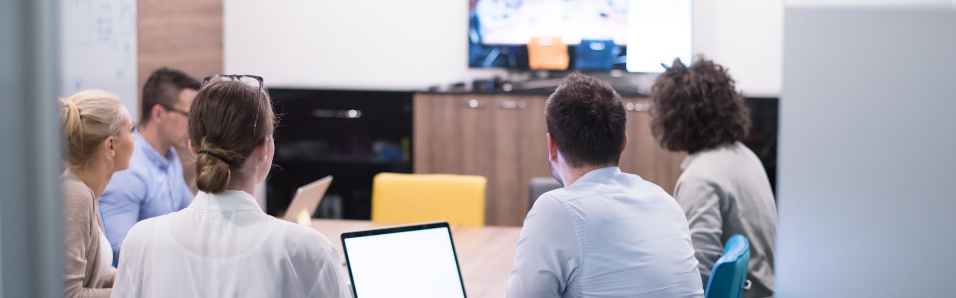 People sit in a hybrid meeting. | © Shutterstock