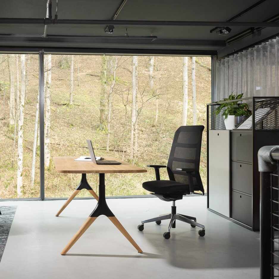 a beautiful office with furniloop office desk and a black swivel chair 