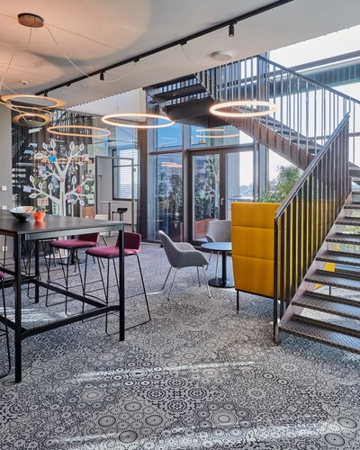 Working café with gray stairs and barstools. | © raumpixel.at