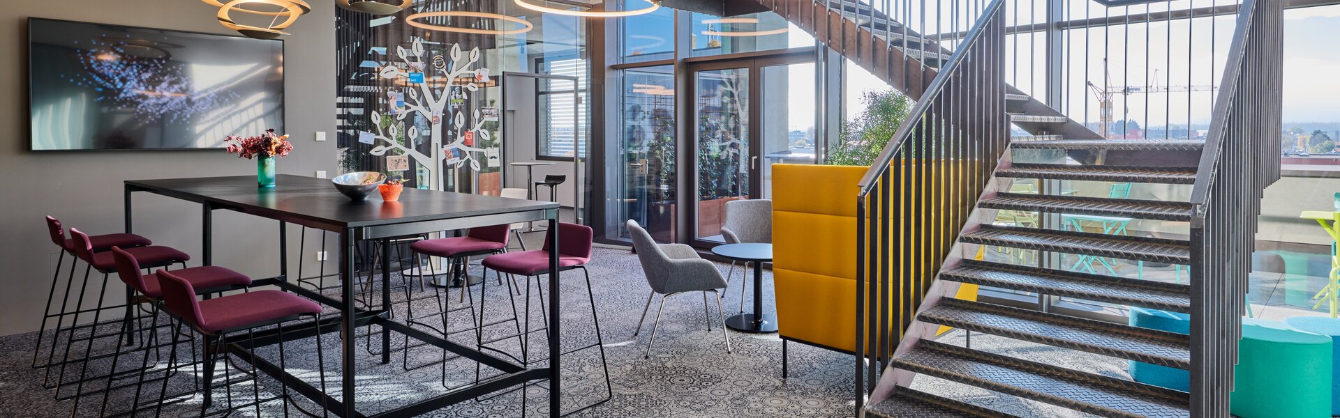 Working café with gray stairs and barstools. | © raumpixel.at