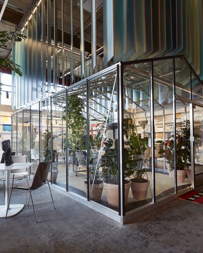 Café with white bistro tables and chairs. | © BLINK Fotografie