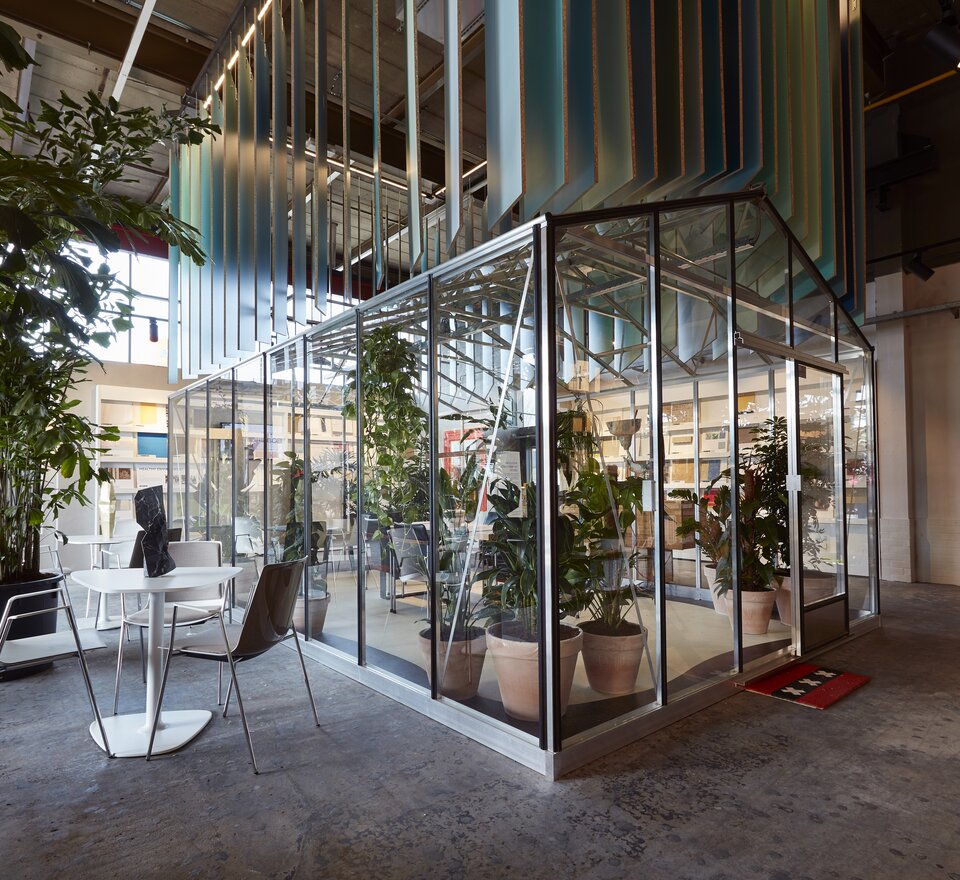 Café with white bistro tables and chairs. | © BLINK Fotografie